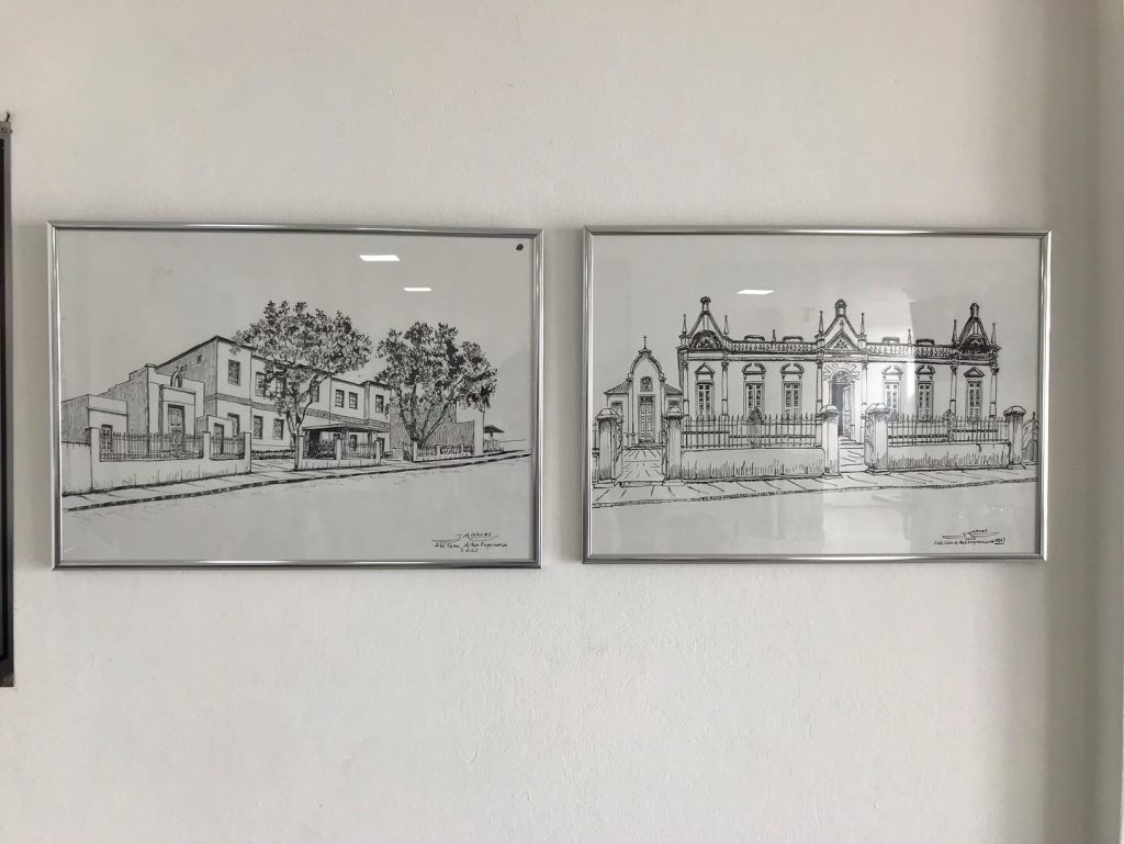 Santa Casa de Misericórdia de Boa Esperança comemorou no dia 19/12/2022 os 105 anos de sua Fundação com uma intensa programação de eventos no decorrer do dia:
14:00- Descerramento dos retratos da Galeria dos Ex-Provedores da Santa Casa de Misericórdia de Boa Esperança e da Placa em Homenagem aos Fundadores.
15:00- Inauguração dos retratos da Santa Casa: Prédio Histórico de 1921 e Atual de 2022.
16:00- Inauguração da Pedra Fundamental do Centro de Hemodiálise da Santa Casa a ser construído no Terreno anexo.
18:00- Sessão Solene de Comemoração dos 105 anos de Fundação da Santa Casa de Misericórdia de Boa Esperança, com a entrega dos Certificados aos Agraciados com o TÍTULO DE IRMÃO BENFEITOR E IRMÃO BENEMÉRITO.
Em todas as solenidades, compareceram vários Ex-Provedores, Autoridades Municipais, Civis, Militares e Eclesiásticas, além dos Irmãos Benfeitores e Beneméritos, que foram homenageados com a entrega dos Certificados Outorgados pela Assembleia da Irmandade.
Compuseram a Mesa de Honra no Radium Clube Dorense, a Provedora, Maria Celeste Morais Guimarães, o Desembargador José Marcos Rodrigues Vieira, representando o Tribunal de Justiça de Minas Gerais, o Juiz de Direito, Dr. Ricardo Acayaba Vieira, Diretor do Foro da Comarca de Boa Esperança, a Vice-Prefeita Silvana Fátima Rodrigues Oliveira, representando o Prefeito Hideraldo Henrique Silva, o Vereador José Valter Netto, Secretário da Mesa da Câmara Municipal, a Vice-Provedora, Rosália Freire Figueiredo, o 1º Secretário, Evandro de Souza Monteiro, o 1º Tesoureiro, Tiago Ferreira Monteiro, o 2º Tesoureiro, Paulo Roberto Toledo.
Todas as comemorações foram plenas de emoção pela justa e merecida homenagem prestada a todos aqueles que contribuíram com relevantes serviços à Instituição no decorrer de sua centenária história!